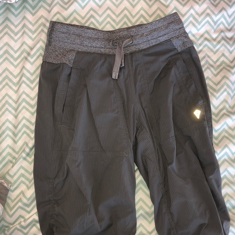 ivivva by lulu lemon girls size 8 ruffle pants
